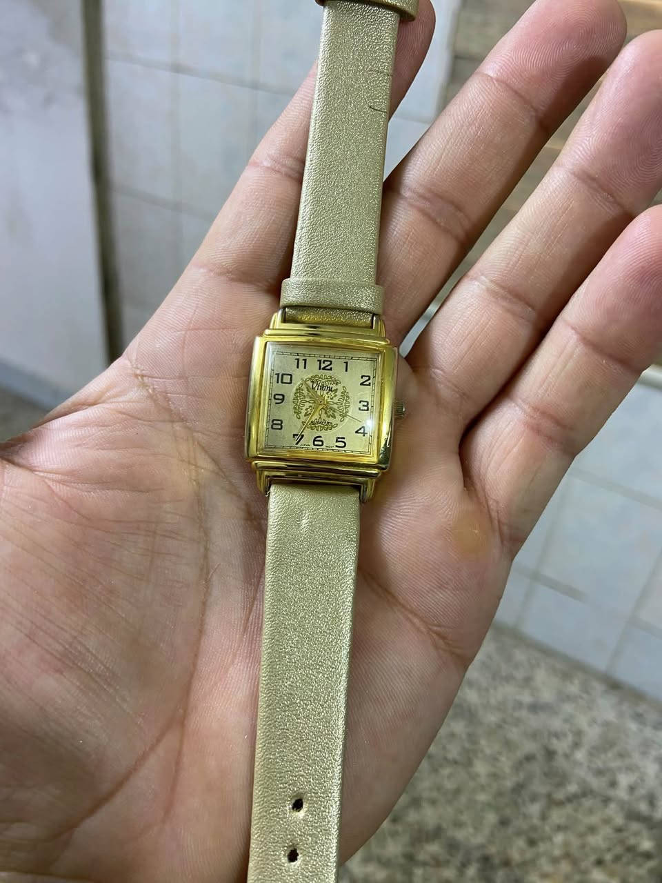 ساعة بالة طراز قديم قطر ٢٨ 
نظيفه جدا


**إذا كنت صاحب هذا الإعلان وتريد حذفه لأي سبب، رجاءا أرسل رسالة إلى الدعم الفني**
