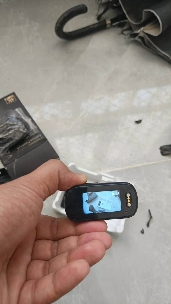 السلام عليكم
 كاميرا للبيع ضد الماء بهذا الشكل دقة التصوير 4K صور و فيديو تتعلگ بالصدر و تتثبت و تكدر تثبتهة بالسيارة و الماطور و تربطهة عل واي فاي و تصير كامرة مراقبة عن بعد 
سعة  البطارية  1000 ملي امبير تدعم الشحن السريع تايبسي 
و تدعم الشحن المغناطيسي يجي وياها رام 64 گيكا 
السعر 40الف و بيها مجال بسيط و هذا رقمي *********** بي واتساب و الخاص مفتوح
