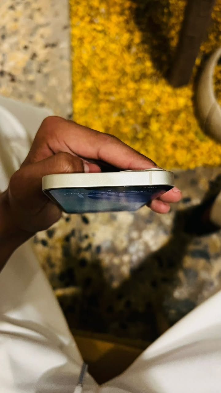 لبيع ايفون ١٣ نضيف مبدل بطاريه الاصليه  ويا شاحنه وكڤر  البطاريه مالته ١٠٠والتخزين١٢٨ 
الاستفسار *********** 
واتساب ***********
السعر ٦٠٠ وبي مجال
