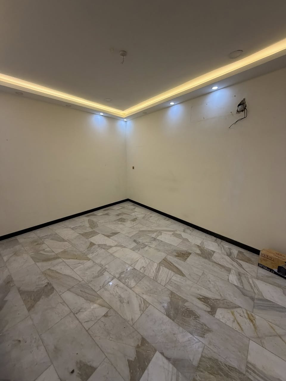 شقه للايجار فارغه 
غرفه وصاله + هول داخلي 
ومطبخ وحمام 

عنوان الشقه الحارثيه شارع الزيتون 📍
 ايجارها مناسب جداا 

للاتصال والاستفسار 
***********
