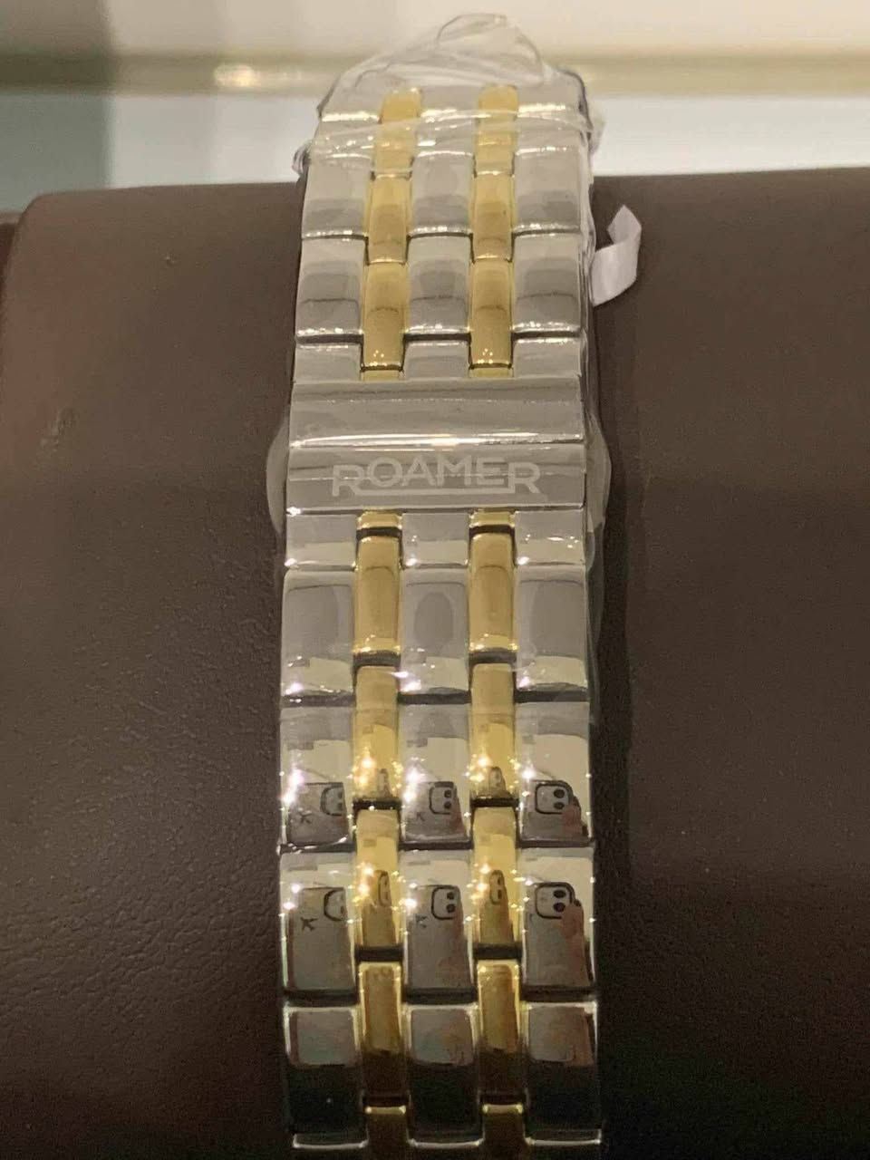 السلام عليكم........
ساعة ROAMER سويسري أصلي بطارية 
مكينة روندا ٥حجر 
القطر ٤٠
مقاوم للماء ٥٠م 
نافذة للعرض التاريخ 
جام زفير ضد الخدش 
سير حديد ستانلس ستيل مطعم لون ذهبي قفل معلم 
جديد غير مستعمل مع العلبة الاصلية وبطاقة الضمان
السعر ١٢٠$
يوجد توصيل ***********
