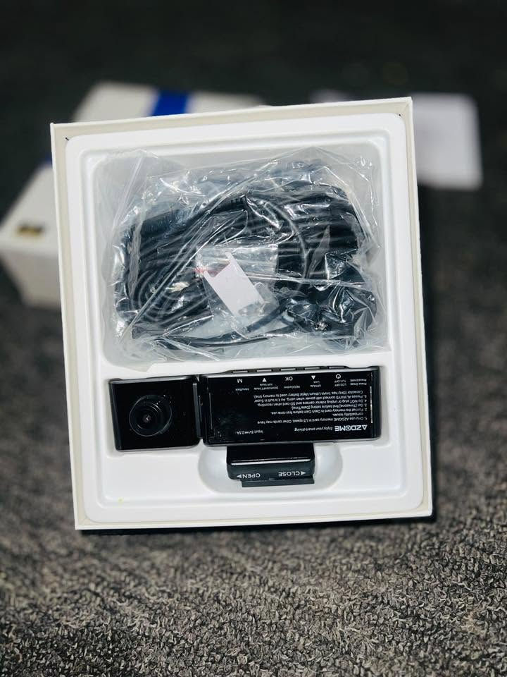 هذه كاميرا مراقبة للسيارة من نوع AZDOME M550 Max.تتميز بقدرة تسجيل ثلاثية القنوات (أمامية، خلفية، وداخلية) بدقة 4K Ultra HD للكاميرا الأمامية.تتضمن نظام GPS مدمج لتسجيل مسار وسرعة السيارة، بالإضافة إلى اتصال WiFi لمشاهدة التسجيلات عبر تطبيق الهاتف.تتضمن العبوة عادةً الكاميرا الأمامية، والخلفية، والداخلية، بالإضافة إلى شاحن سيارة وكتيب 
اعلى سعر اليع


**إذا كنت صاحب هذا الإعلان وتريد حذفه لأي سبب، رجاءا أرسل رسالة إلى الدعم الفني**