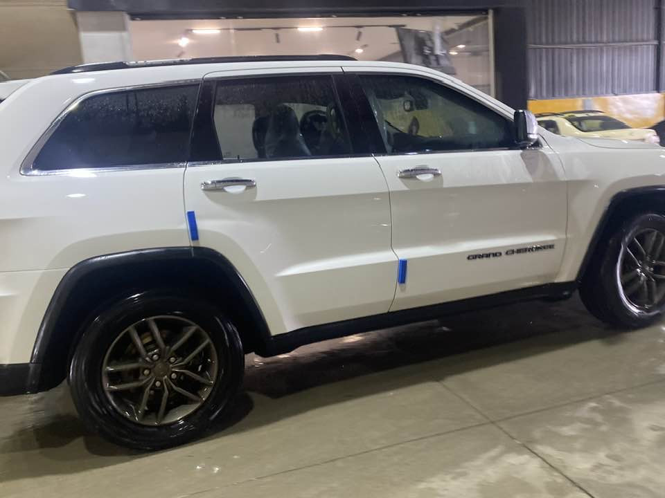 سلام عليكم ✋ جيب كراند شيروكي 2018 شكل 2022 جكات وارد أمريكي فول للمتد 
فتحه 
كشنات اثنين كهرباء 
جنطه كهرباء 
ويل 19 
سبير منازل 
لد امامي وخلفي 
يدات نيكل 
داخل جلد بيجي 
دفع رباعي 
كأمره 
محرك 3600 6 سندر 
محرك وكير برغي ممفتوح 
شواضي والغوده كله عله وضع شركه 
سياره مكفوله من بارد ول حار رصعات 
بيه 3 قطع صبغ و قطعتين كلير يعني بس 3 قطع  رقم بغداد دولي جديد
السعر : 220 بيه مجال للطيين  
للتواصل  ***********
