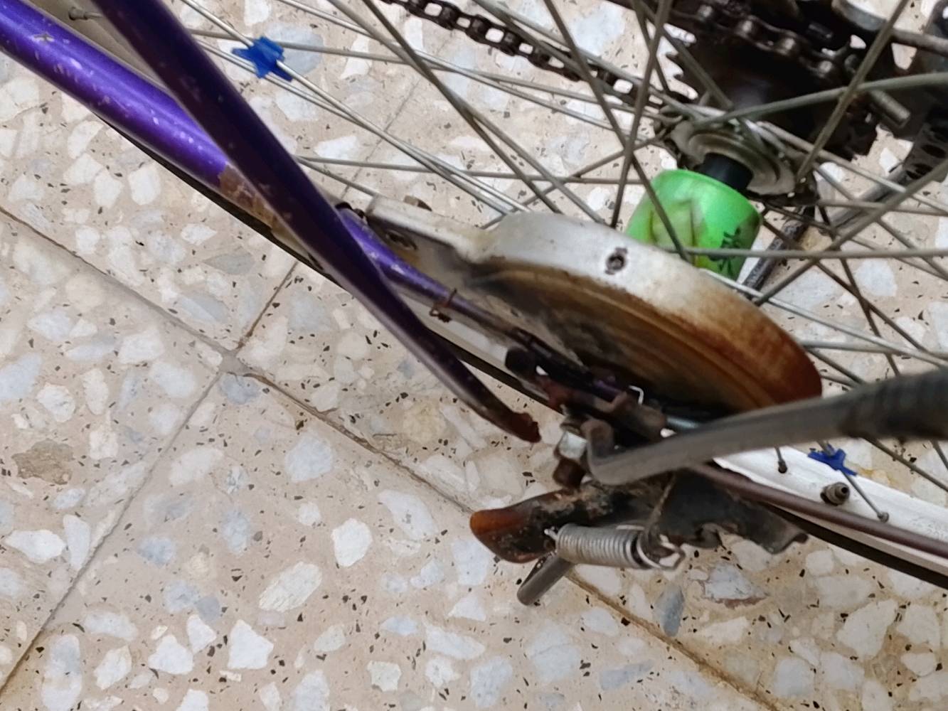 درّاجة هوائية بلون بنفسجي بحالة جيدة كما تظهر في الصور، مثالية للتنقل اليومي في المدينة. فيها رف خلفي لحمل الأغراض. تحتاج إلى بعض التعديلات البسيطة على الجنزير والفرامل. السعر معقول ومنافس للسوق، ولا يشمل الاكسسوارات.