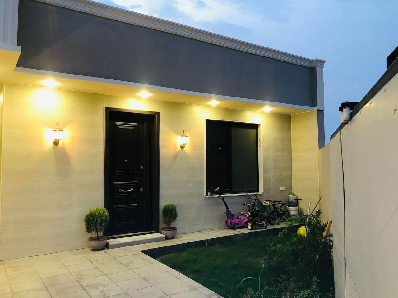 بيت 🏠 مساحة 220م #للبيع
لوجه 12/نزال18 

علئ شارع 10م 

يحتوي علئ 4غرف +صحيات 3 

ستقبال+مطبخ حار و بارد 

صاله + حديقة كراج 

📍البوعيثة. مجمع العدل 

***********
