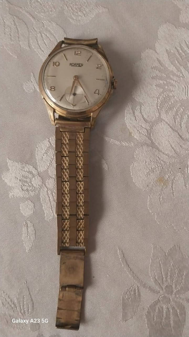 📢 للبيع: ساعة Roamer سويسرية كلاسيكية نادرة (Vintage) ⌚✨
​لعشاق الفخامة القديمة وهواة جمع الساعات النادرة، معروض للبيع ساعة يد رجالية من الماركة السويسرية العريقة Roamer، تعود لفترة الخمسينيات/الستينيات.
​🌟 مواصفات الساعة:
​الصناعة: سويسرية أصلية (Swiss Made).
​الحركة: ميكانيكية تعبئة يدوية (Manual Winding) تعمل بكفاءة.
​التصميم: هيكل وسوار مطلي بالذهب بتصميم كلاسيكي راقٍ، مع قرص ثوانٍ فرعي مستقل (Sub-second) عند الرقم 6.
​الحالة: الساعة تحافظ على أصالتها ومظهرها العتيق المميز (Patina الطبيعي)، مما يمنحها قيمة تاريخية إضافية.
​📍 الموقع والاتصال:
​الموقع: برشيد، المغرب
​للتواصل والاستفسار (واتساب أو اتصال مباشر): 2001-452 606 212+


**إذا كنت صاحب هذا الإعلان وتريد حذفه لأي سبب، رجاءا أرسل رسالة إلى الدعم الفني**