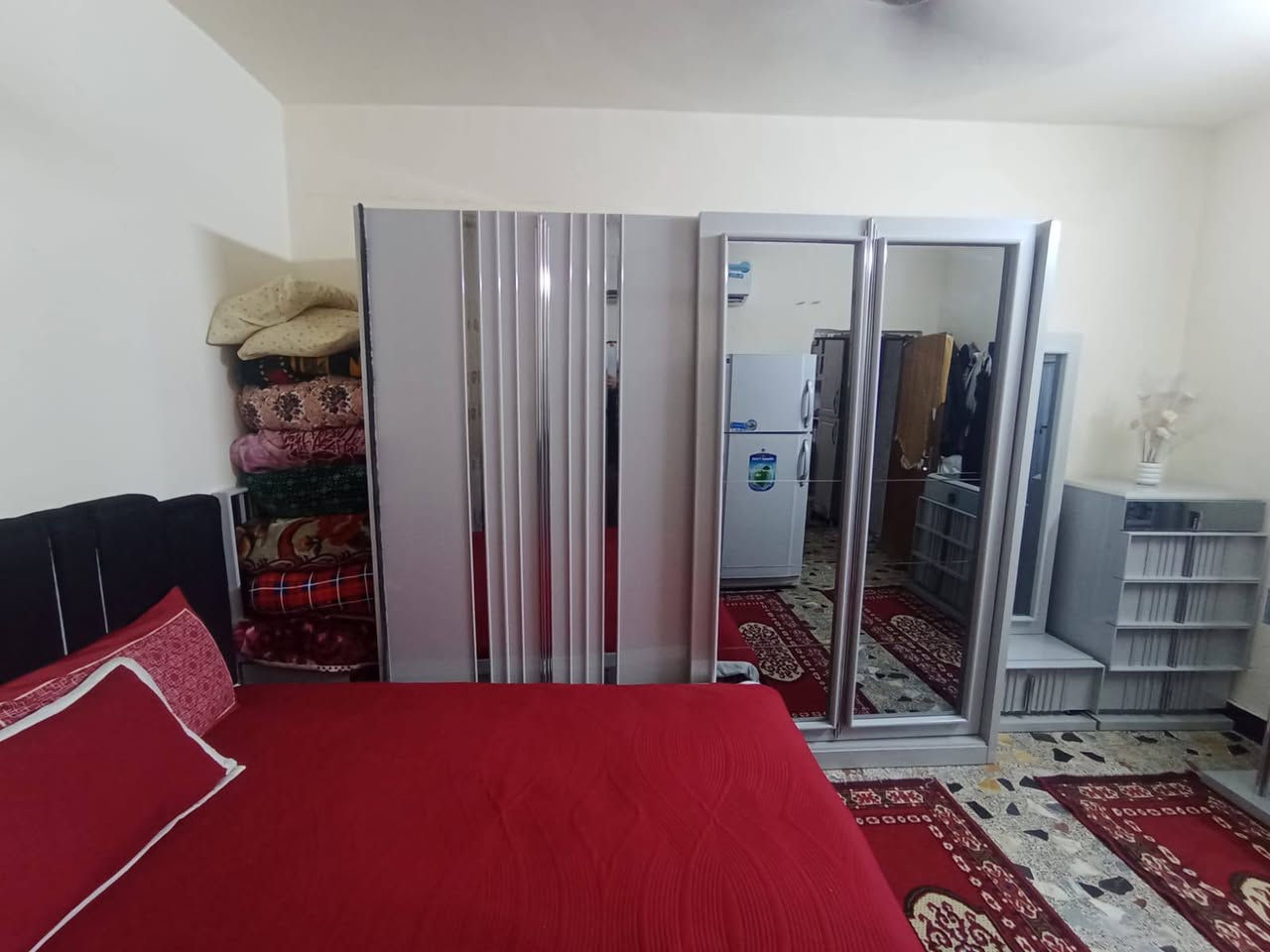 السلام عليكم غرفه تركي سبع قطع للبيع  السعر 650 وبيه مجال  مكاني بغداد الحسينية الراشديه الرقم *********** بيه واتساب
