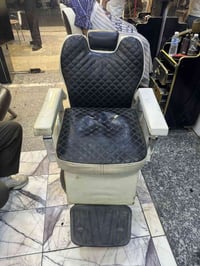 كراسي البيع العدد3 السعر 150وبي مجال العنوان بغداد المنصور 07759920599