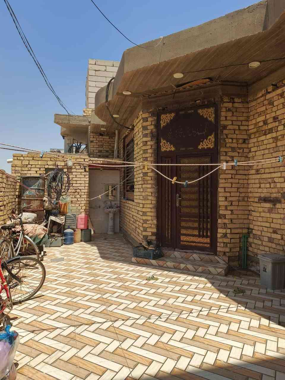 بيت للبيع في ام الخيل الرابعة قرب سكة القطار يبعد.عن الشارع العام شارع واحد مساحة 200 متر طابق واحد البيت زراعي طابو عثماني يتكون من غرفتين نوم كبيرات وصالة وستقبال و مطبخ وصحيات داخلية وخارجية  البيت كما موضح بالصورة سعرة 120 مليون وبي مجال للشراي للتواصل الاتصال على الرقم 
***********
