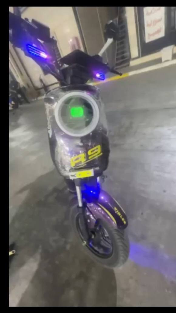 سلام عليكم ورحمة... 
للبيع... 
دراجه شحن للبيع نوع (R9) موديل 2024 نضيفه بطاريات شركه الريان. دراجه نضيفه من كلشي وما بيه اي نقص من دبلات وسله ومرايات ودي جي وشاشه جديده دراجه كامله وما متعوبه..... 
لكن. 
(الدراجه فقط سويج مو كارت)
السعر 
375 الف وبيها مجال وانا خادم..
رقم الهاتف ***********
