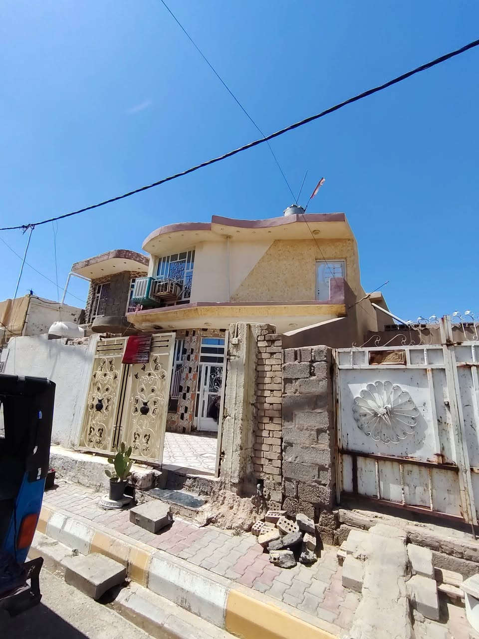 سلام عليكم بيت لبيع مكانه ع سبيس خلف شركة اهل كبة  ثالث بيت من ركن الفرع رقم قطعه 9345 شارع امامه شارع الزوار مساحة ١٥٠ متر متكون من طابقين ٣ غرف غرفه جوه و اثنين فوك و صالتين جوه وفوك وحمامات اثنين فوك وجوه واثنين مناور وسطح و مطبخ واستقبال وطرمه جبيره بناء٢٠١٧ كله جوه كله بورسيلين وفوك سيراميك مطبك حتى سطح مطبكه سيراميك كاعيه وفرعه حلو وتبليط وكل مربع لبي مبلط مع منظومه مجاري ومع نت ضوئي واصل  وتحويل مباشر ب اسمك  الاستفسار الاتصال ع ارقام التاليه
*********** اسيا

***********اثير
