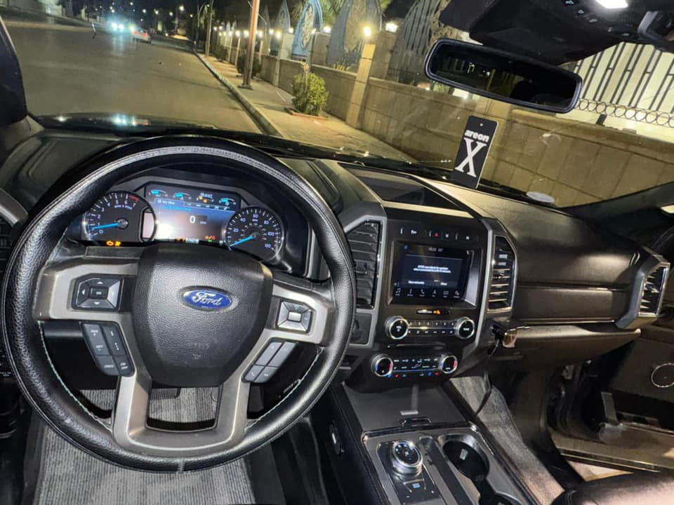 السلام عليكم 
سياره للبيع 
فورد 

موديل 2018 فول مواصفات كلين 
بس بالعراق صبغ جاملغ جهت اليمين صبغ فقط
صور مرفقه للسياره 
سعر مطلوب 270 ورقه بيها مجال بسيط 
تواصل مع رقم غير متوفر واتس اب 
***********
