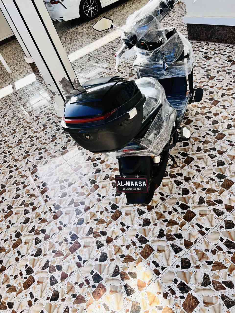 سلام عليكم موطور شحن نوع شبح شركه الماسه 6بطاريات بعده جديد شد جديد مستخدم قليل موديل 2026 لون مميز اسود وياه بصمات وكرتات وسويجات ثنين وشاحنه اصليه مالته السعر 800بي مجال بسيط رقم الهاتف ***********
