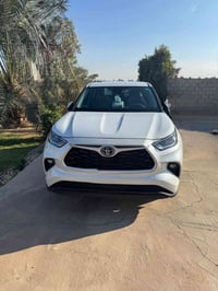 تعلن للبيع سيارة تويوتا هايلاندر 2024 اللون: أبيض الممشى: 17 ألف كم ال...