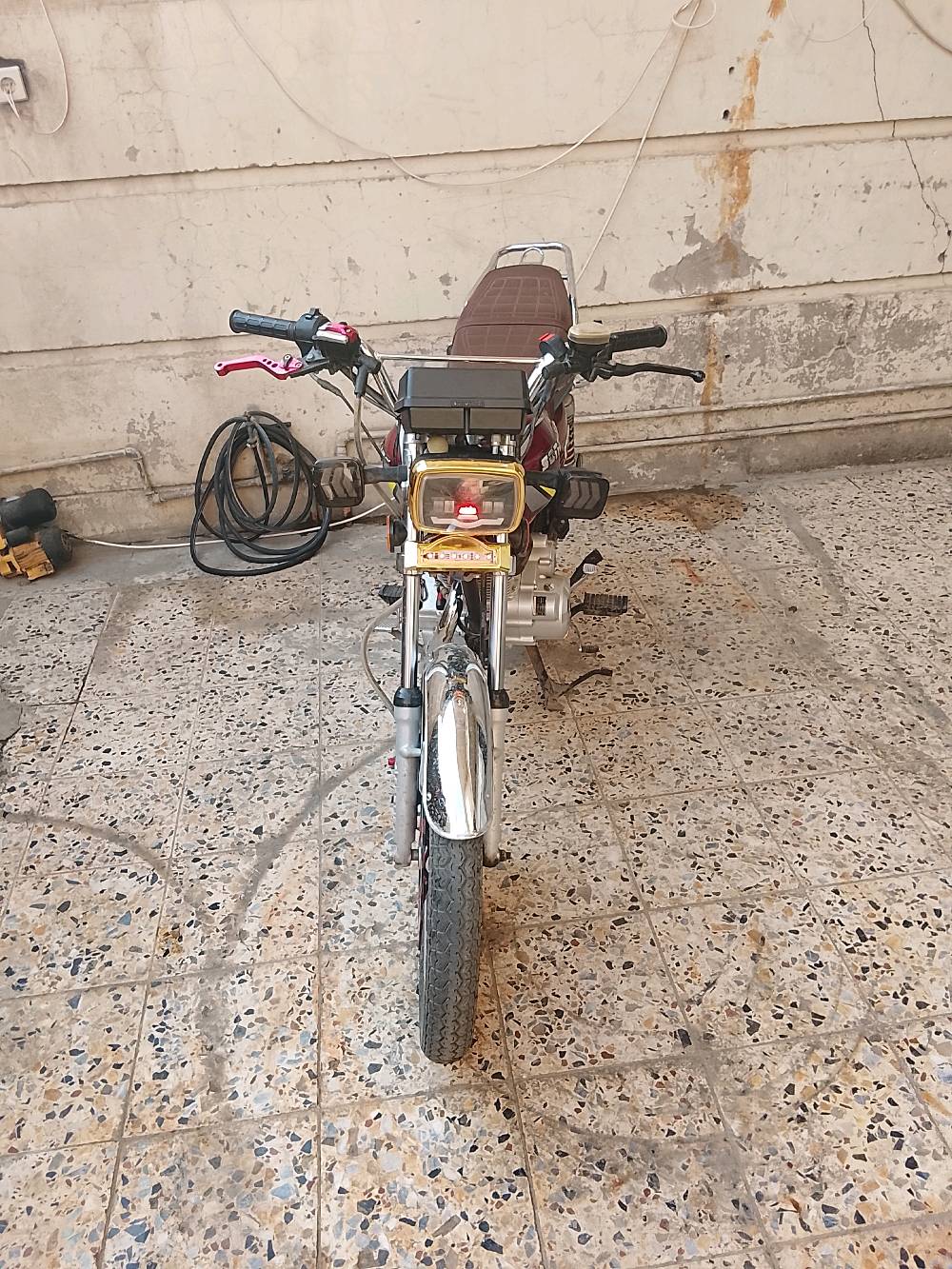 سلام عليكم دراجه سولنك موديل 2025 دراجه جديده وخير من الله ما بيها اي نقص دراجه بعده جديده ماشيه 4000 بس دراجه 