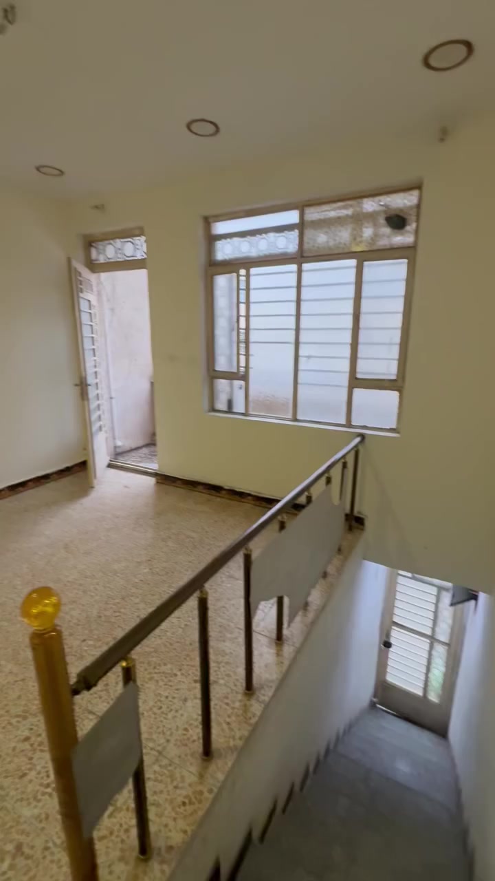 دار للايجار طابق ثاني في منطقة الغزالية الهياكل شارع 15  تفاصيل العقار صاله ومطبخ وصحيات وغرفة وفوك بيتونة جبيره على سطحين الايجار للعوائل والموظفين فقط السعر 400 الف  للاستفسار الاتصال على ***********
