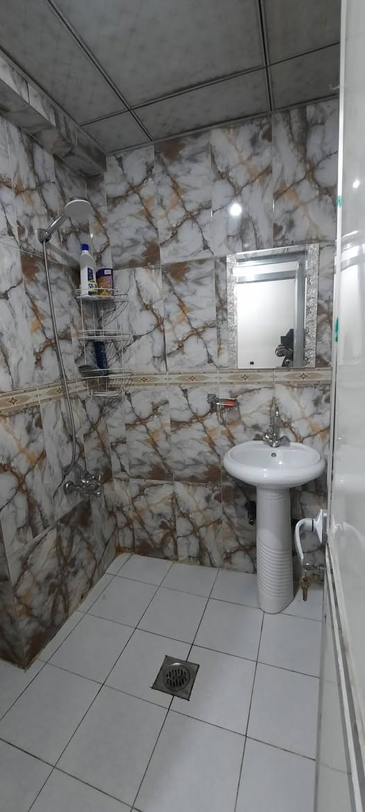 سلام عليكم من رخصة الأدمن 
شقة مؤثثة للإيجار
شقة أنيقة ومتكاملة، تتكون من:
غرفة نوم + صالة + مطبخ + خدمات + بالكونة
الموقع:
الكرادة داخل – فرع مكتبة الربيعي
الطابق الثاني
مصعد شغّال 24 ساعة
الخدمات:
• كاميرات مراقبة 24 ساعة
• عمارة هادئة
• سكان محترمون
تصلح لـ:
العوائل، الموظفين، أو الطلبة الجادين والملتزمين
🔹 الشقة مخصصة للسكن الجاد فقط وليس للترفيه
🔹 بدون دلالية – التعامل مباشر مع المالك
للاستفسار الاتصال على:
📞 ***********
📞 ***********
