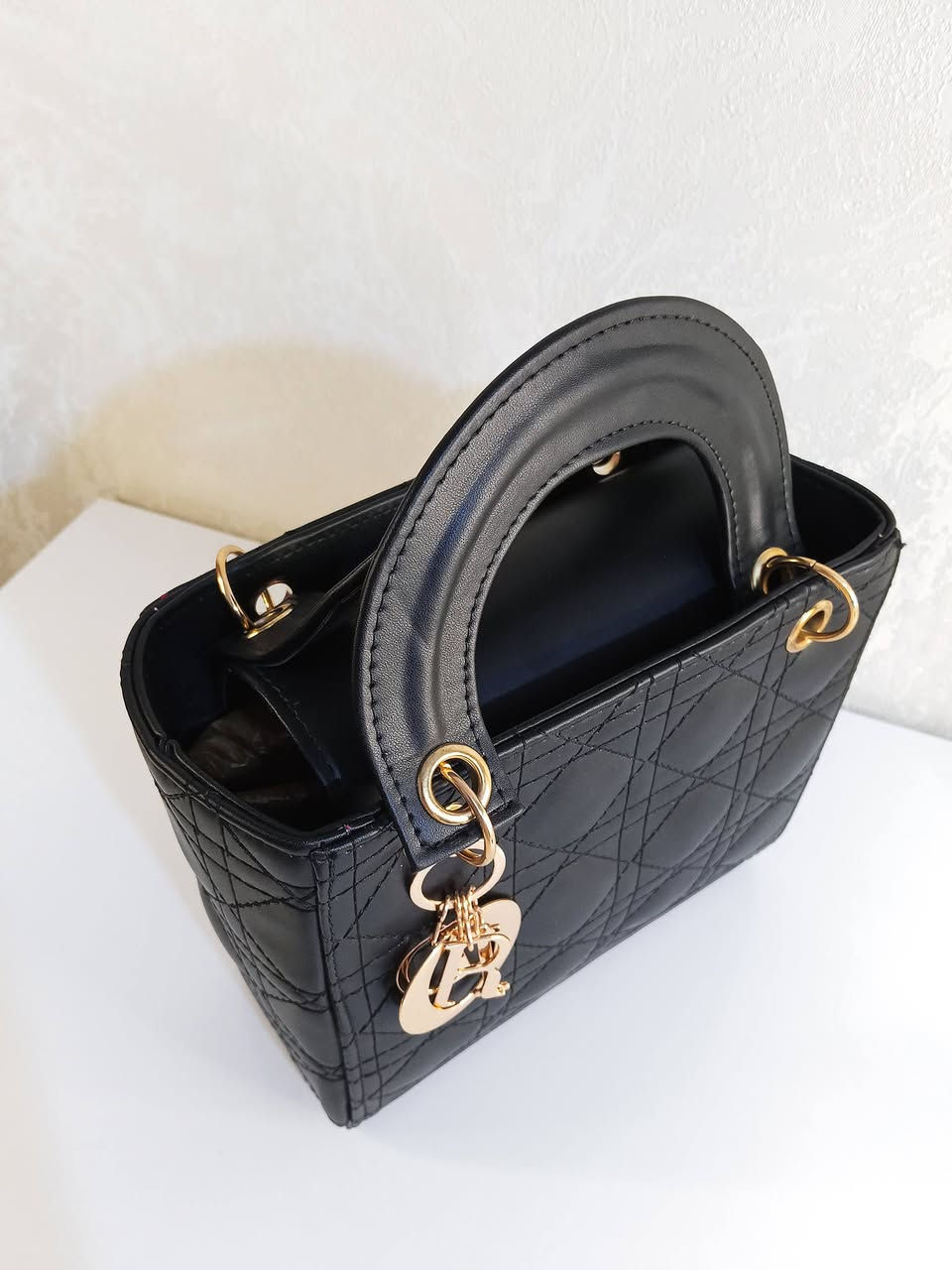 جنطة Dior بتصميم راقي وفخم ✨
كوالتي عالي،تناسب كل الأطلالات اليومية والرسمية ✨🤎
متوفرة ب4 الوان فقط✔️

القياس (20*20)
السعر  22 الف

للحجز دايركت📩
التوصيل لكل المحافظات 
*التصوير خاص بصفحتنا📷

#إكسبلور #اكسبلور_فولو #حقائب #جنط #فيسبوك
#viral #trending #explorepage #reels #mohitxgrowthh


**إذا كنت صاحب هذا الإعلان وتريد حذفه لأي سبب، رجاءا أرسل رسالة إلى الدعم الفني**