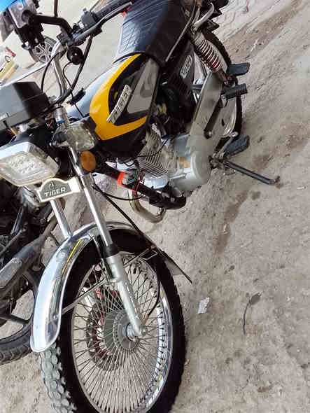 ايراني للبيع دراجه كلش حلوه بيه عقل رياضي يعني بيه نضام فصلات 4درجات صالنصه طرب الصوت كلش حلو اوراق كامله دراجه كلش حلوه اربعه كير السعر 600 بيه مجال بسيط العنوان بغداد المنصور  ***********
