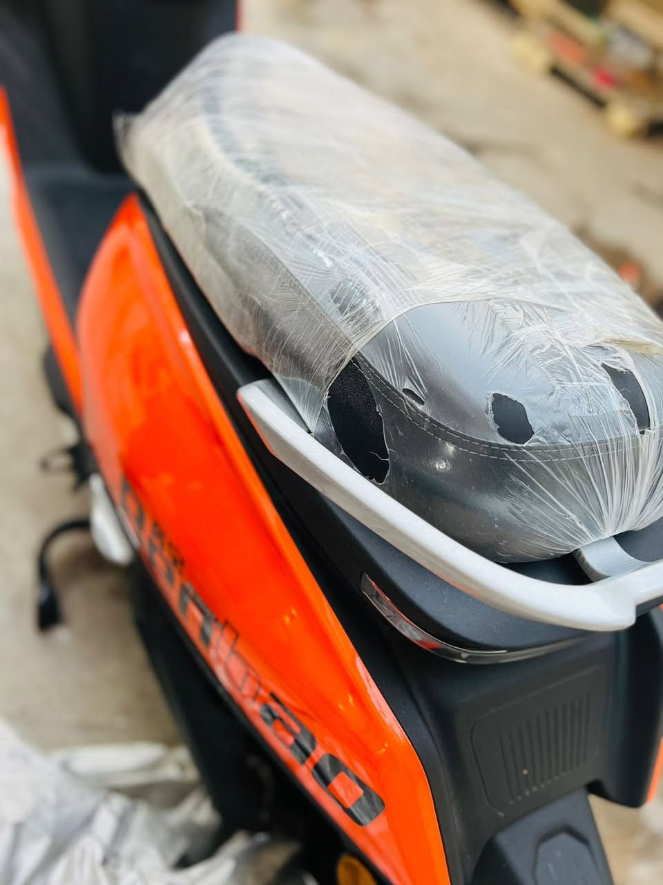 السلام عليكم
دراجة شحن للبيع 
نوع بنكو او فضائي 
ست بطاريات مصطرة كبار 
ملف 2500
دبل اشارة 
لايت زنون عالي ناصي 
اشارة يمين ويسار 
لون مميز برتقالي 
ومواصفاتهة متخلص شكد ما احجي عنهة 
رايدهة ب950 وبيهة مجال بسيط مستعجل على بيعتهة العنوان بغداد الزعفرانية اي استفسار ثاني خاص او رقم ***********
