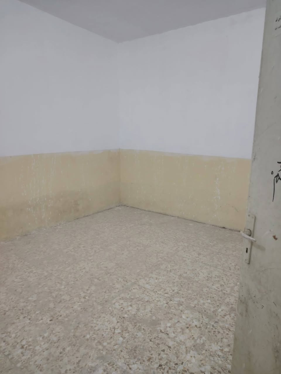 دار للرهن .. 100 متر  طابقين  
رهينه 13  مليون سنه وقابل للتجديد.. 
سايدين المطار مقابيل باب الخروج 
يحتوى على .. غرفه وصاله ومطبخ واستقبال وصحيات .. فوك غرفه وصاله  مكتب الصدرين  ***********
