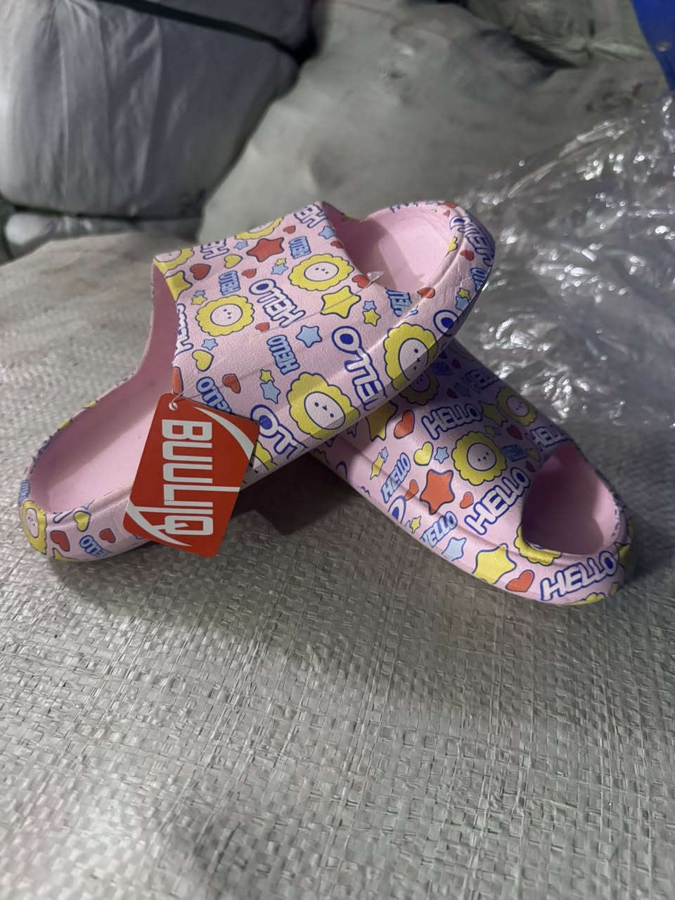 تشكيلة سليبرات عندي اقل الحاوية البيع جملة فقط والي يريدهن كلهن الة سعر خاص اقل طلب شليف بي ١٢٠ قطعة اطفال ولادي ورجاي ونسائي وبناتي يجي الشليق مشكل مو موحد  تفليش الاسعار جملة فقط ***********
