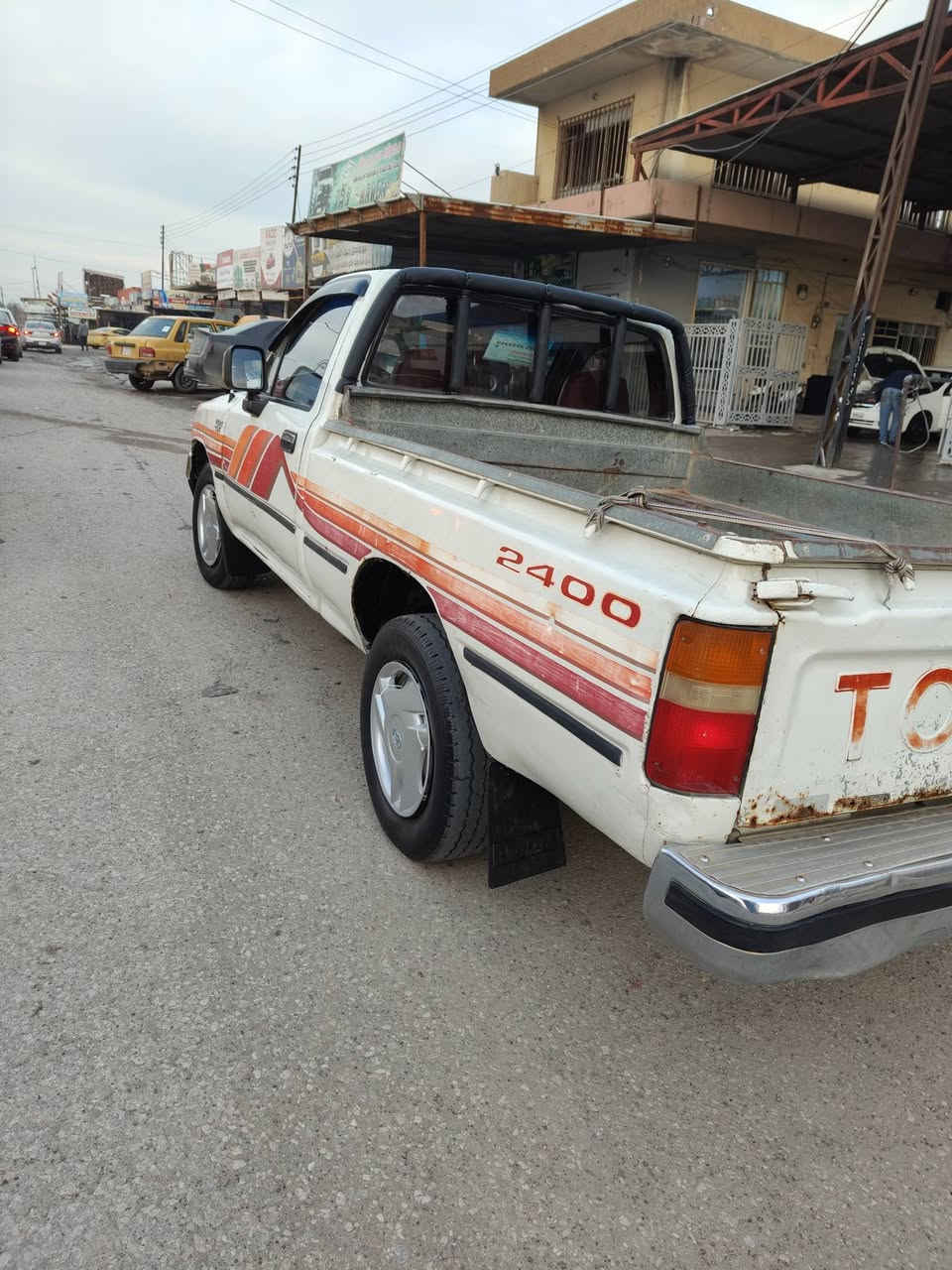 اسلام عليكم بيكم موديل 1993 جي ايل اكس داخل احمر حار بارد سياره نضيفه بيها صبق مكانات اب جهت السايق وجهت النفر وضع شركه وبيها ملاحضات بسيطه مكينه وكير شرط سيار بيها كاربون بانزين رقم جديد شرط التحويل فقط السقف مصبوق جماليه فقط  السعر 68 وبيها مجال بسيط الشراي يتصل غير متواجد عل فيس ***********
