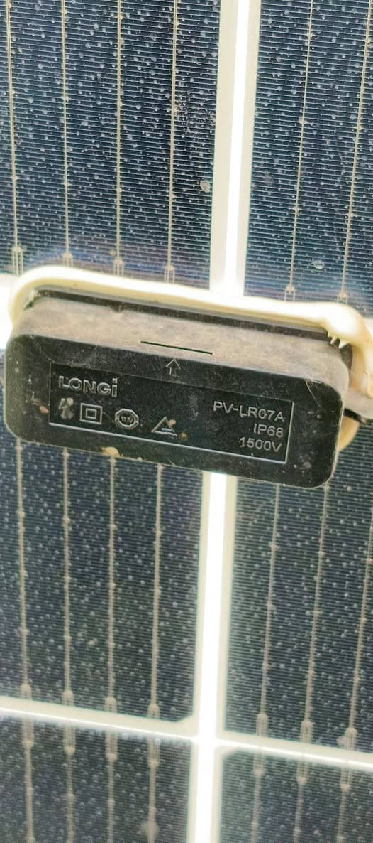 *للبيع 7 ألواح طاقة شمسية LONGi مستعملة - حالة ممتازة*

للبيع 7 ألواح ماركة *LONGi Solar* أصليةس
- *القدرة*: 550W للوح الواحد | المجموع 3.85 كيلو واط
- *النوع*: Mono PERC Half-Cell لون أسود
- *الحالة*: مغسولة ونظيفة 100%، بدون كسر أو خدوش
- *السبب*: تبديل لنظام أكبر

*السعر: 1,200,000 دينار - نهائي*
*المكان*: [الرميثه الجرف مقابيل الطابو على طريق الحمزه السياحي]
*للتواصل*: [***********يوجد وتساب 

> الألواح شغالة ومفحوصة، وتگدر تجي تشوفها وتفحصها قبل الشراء.
