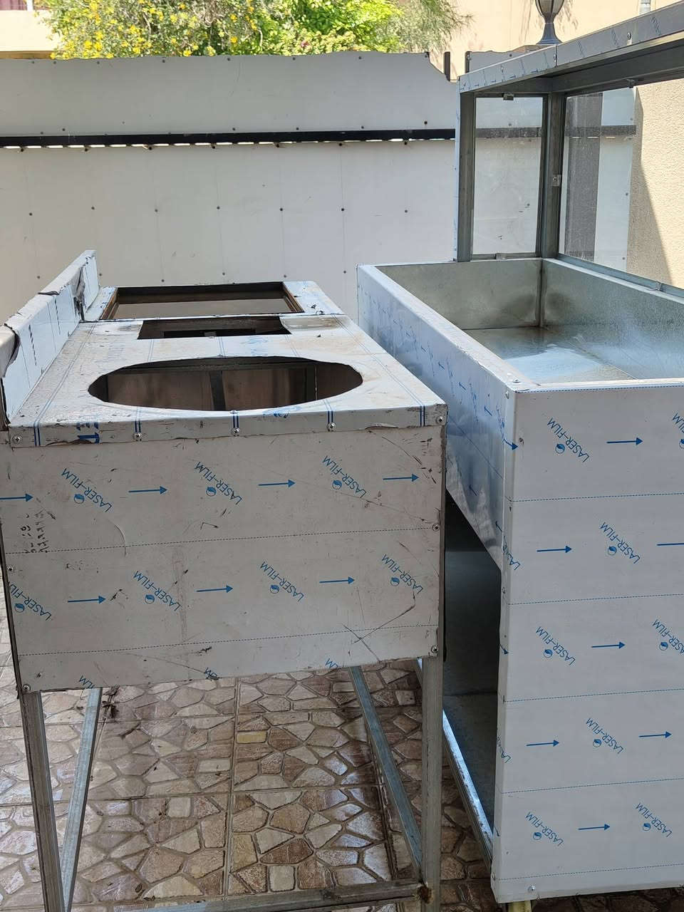 حماية اكل 6 سفنديشات
فرن كهربائي غازي 
ميز ستيل عدد 2 قياس متر بمتر 
قلاية غازية 
منظمات غاز مع جفجير وجمجة 
كله جديد فقط الفرن مستعمل شي بسيط 
***********
