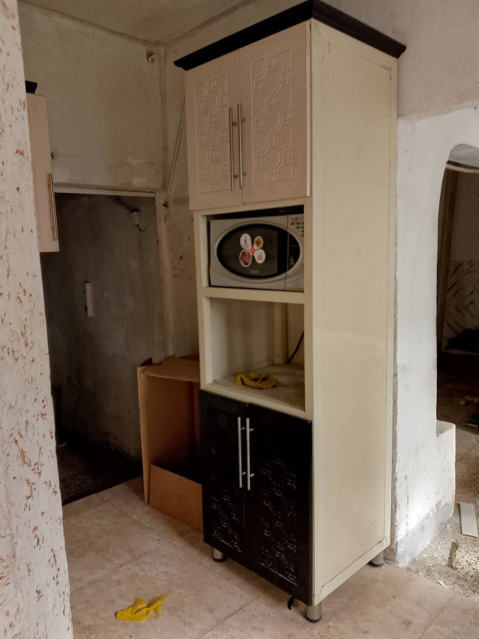 مطبخ للبيع نوع hdf نضافة جيدا جدا بسعر مناسب ***********
