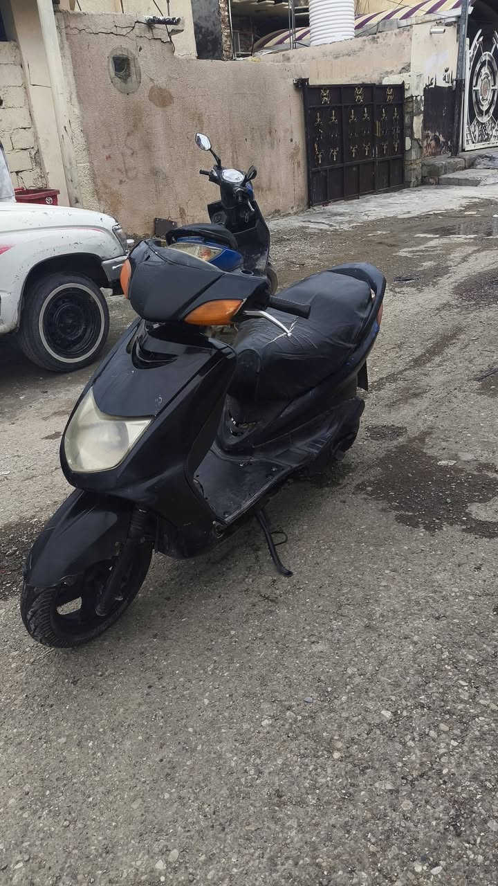 السلام عليكم 
دراجه كلشي شغال مكينه خير من الله صلنصه نقص بس كعكه ب500 دينار 
كهربائيات شغاله كلها كلوب امامي 4 الوان ابيض اصفر احمر ازرق
دبلات كله شغال مكان تحرير حسينيه 
رقم ***********
