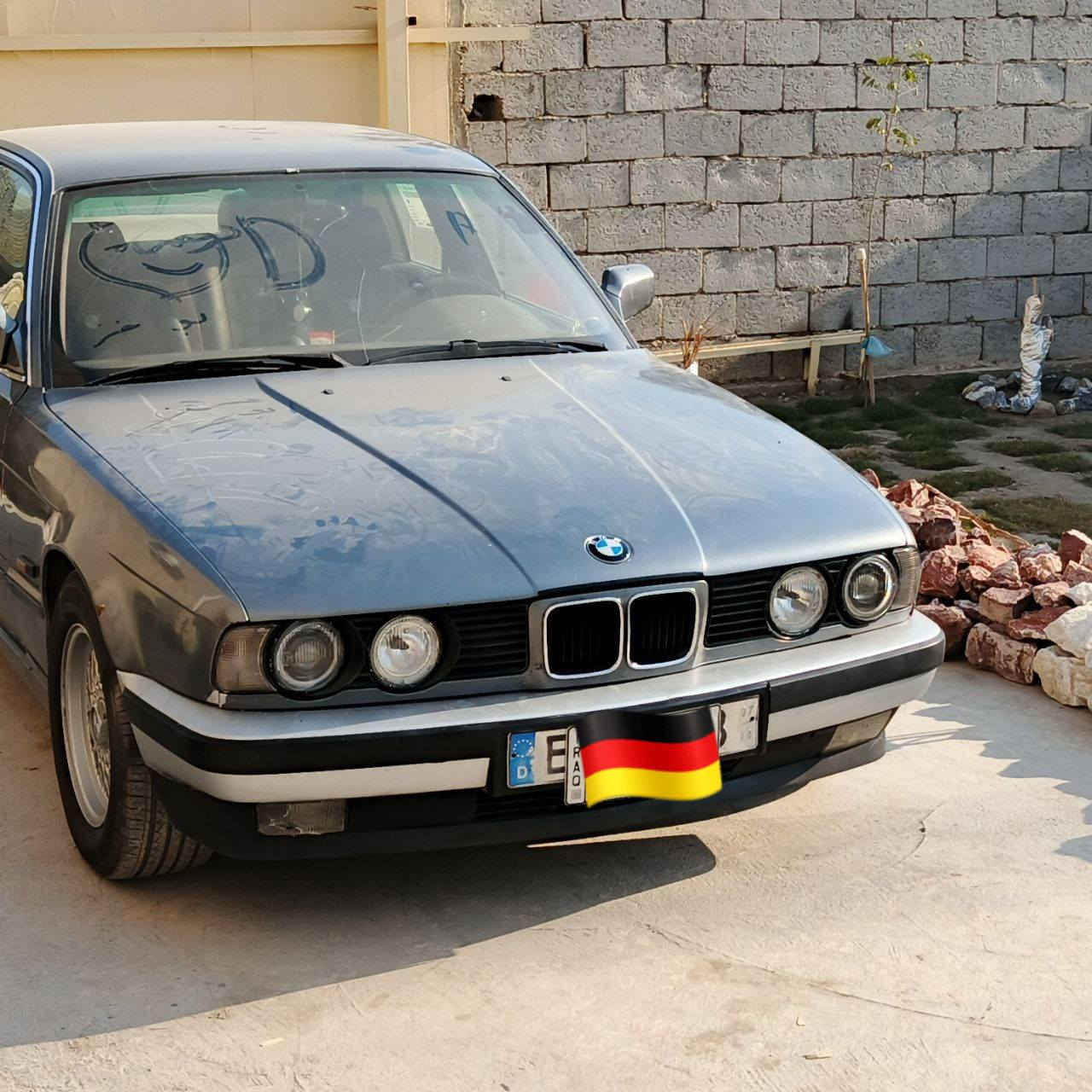 السلام عليكم .
بي ام 535i .
موديل 1991.
مكينه 3.5 اصل v6 .
كير اوتو .
تبريد تدفئه .
كهربائيات كلهه شغاله .
الداخل جديد .
جام كهرباء .
باتري جديد  .
تايرات جدد .
ويل نحله جديد .
وبيهه منضومه زنون .
حداديه صدر أمامي خلفي كلهه جديد .
رقم بغداد تحويل ثاني يوم .
سعر السياره 55 وبيه مجال .
الاستفسار .
***********
