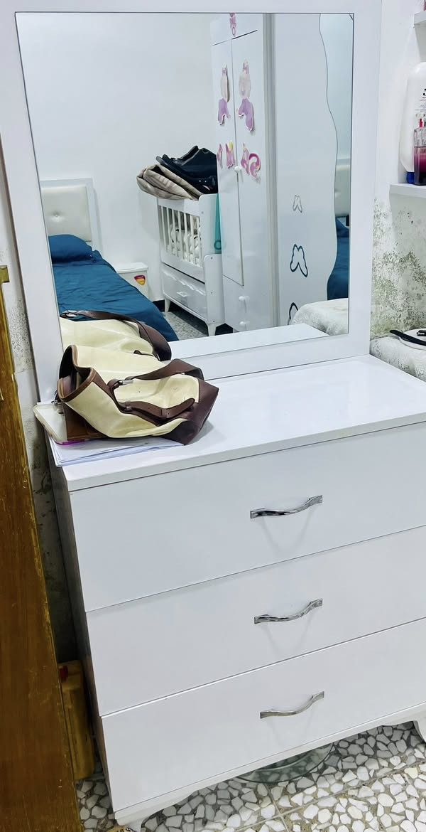 غرفه تركيا 5 قطع نظيفة ومابيها اي عيوب 
كنتور 
سرير 
ميز تواليت 
2 كومدي 

ايضا مجارير بلاستيك 
مكانه البنوك 
السعر 275 وبيها مجال 
النقل والفتح على المشتري


**إذا كنت صاحب هذا الإعلان وتريد حذفه لأي سبب، رجاءا أرسل رسالة إلى الدعم الفني**