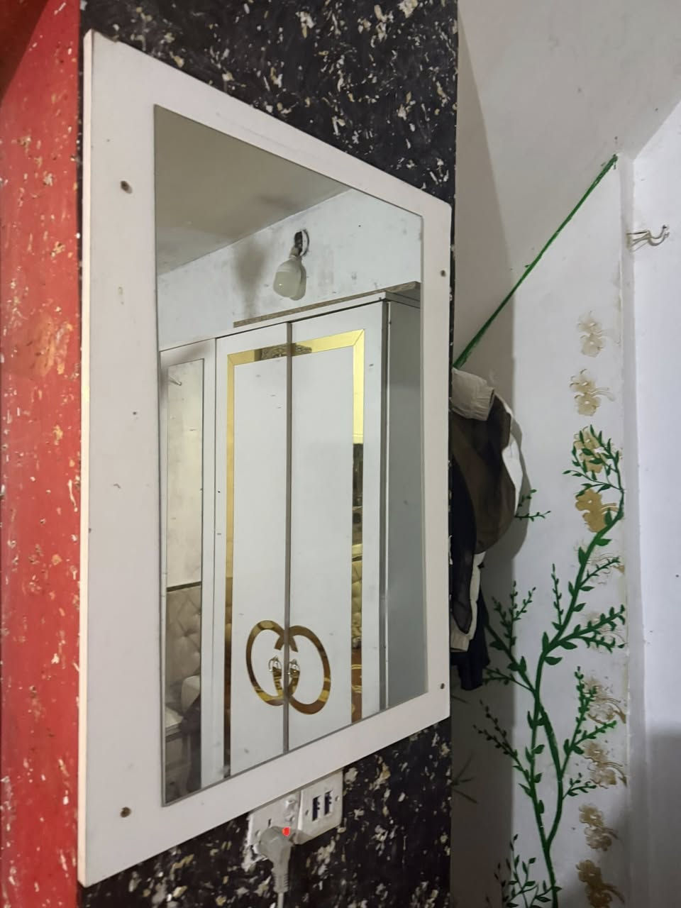 غرفه نوم ٥ قطع نضيفه بس الميز التواليت مكسور بس المرايه موجوده سعره ٣٠٠ ويه الدوشك بيع مستعجل مكاني كربلاه /***********
