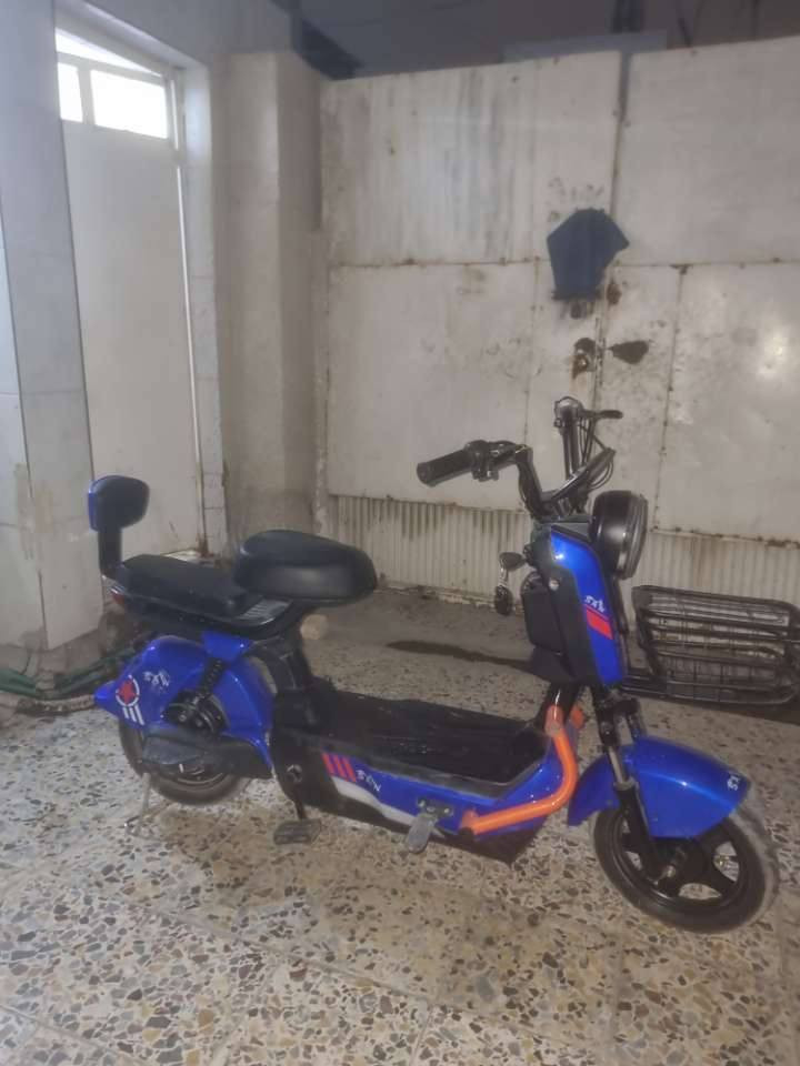 سلام عليكم عندي دراجه لبيع دراجه حلوه و نضيفة وتمشي 60 بس امانة الله بس الشاشة ما تشتغل والهورن و الباقي كلشي  شغال الله شاهد اريدها ب 300 وبيها مجال  ورقم هاتف *********** وبي واتساب و اليجي أنشأ لله ما أقصر وياه المكان حي ارو يم جامع الفردوس و سلامتكم
