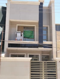 بيت البيع 🏫 الطابق الأول يحتوي على مدخلين   الاستقبال والمطبخ حولي+مطب...