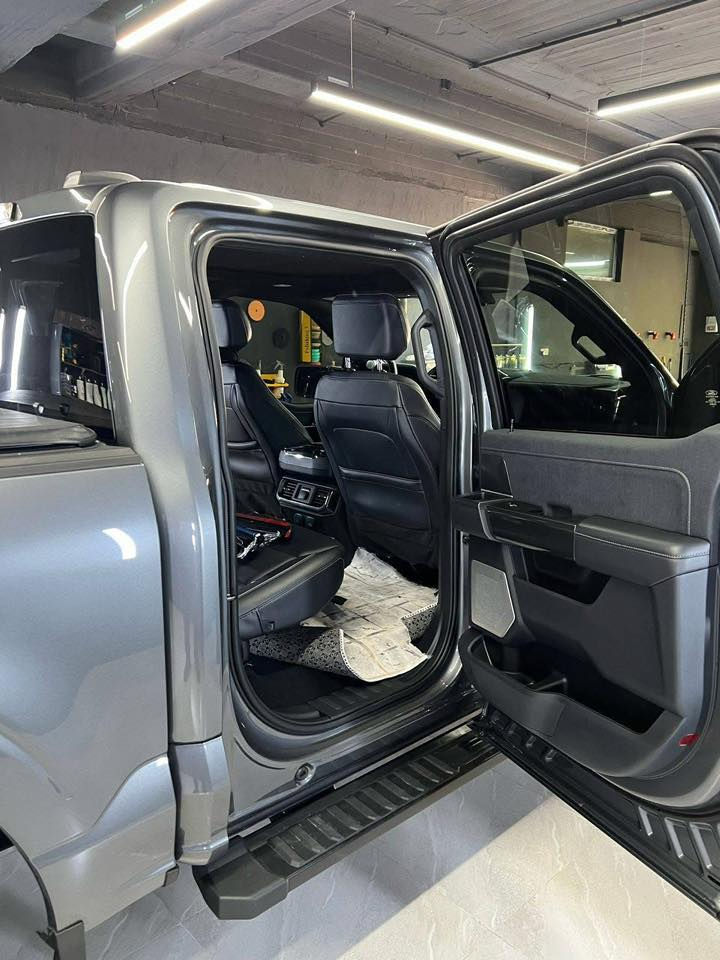 فۆرد F150 مۆدیل 2023 مواسەفات لاریت
تەنها 30 هەزار ڕۆشتووە 
مەکینە 2.7 توین تۆربۆ 
پانۆراما 
دەبڵ ئەکسل 
کوشن گەرم و سارد 
کوشن جلد 
ڕاداری پێش و پشتی 
وێنەی سۆنەرەکەیم داناوە 
هیچ مەسرەفێکی تێدانیە 
نموونە لە جوانی و پاکی 

گێر و مەکیەنەی بەشەرت 
هیچ کێشەیەکی تێدا نییە 

ژمارەی خاوەنەکەی 
***********
