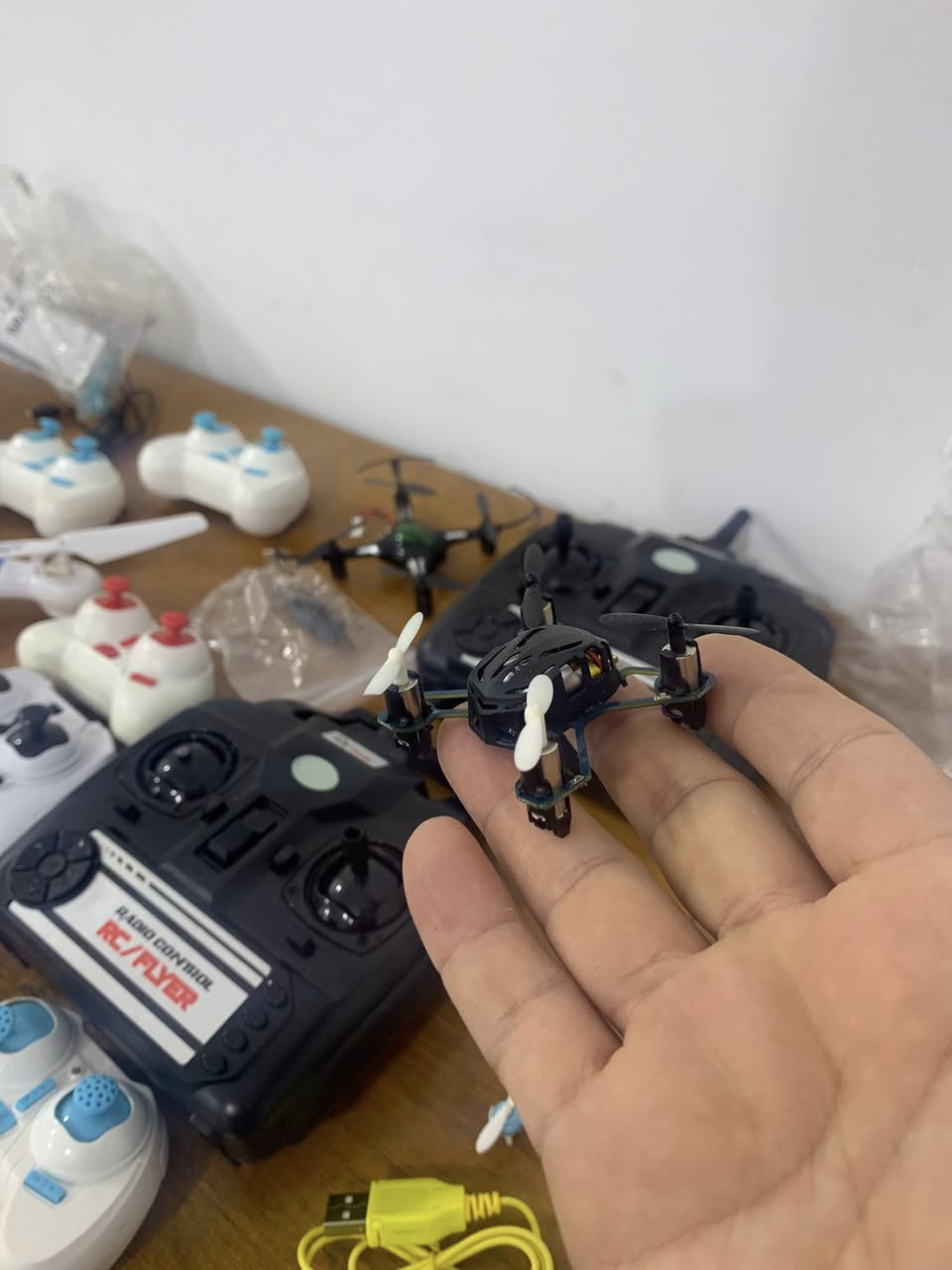 السلام عليكم درونات للبيع عدد ٧ بيهن كبار وصغار كلش بكد الشخاطة غراضهن كاملة ما اعرف اذا يشتغلن لو لا ابيع هيج على وضعهن القطعة ب ٥ الف واذا جمله احسبهن ب ٣٠ سعر نهائي اخوان مال تصفية


**إذا كنت صاحب هذا الإعلان وتريد حذفه لأي سبب، رجاءا أرسل رسالة إلى الدعم الفني**