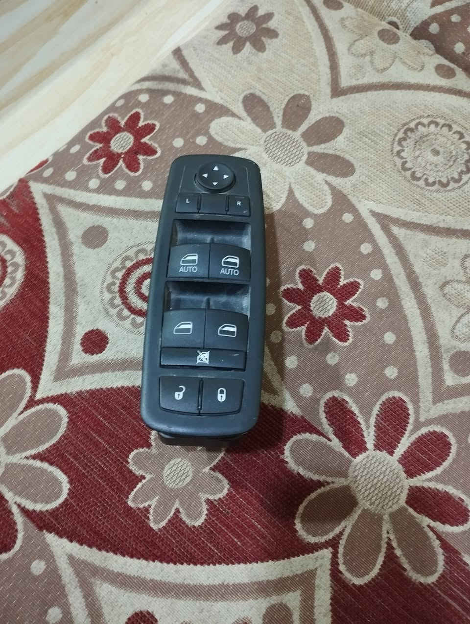 السلام عليكم عندي غراض للبيع الي يحب يشتري هذا رقمي /***********
