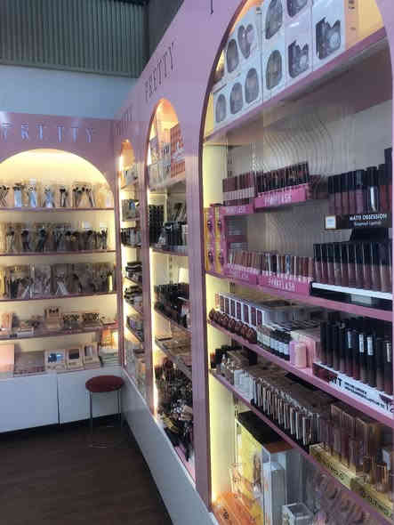 السلام عليكم 
كوزمتك جاهز للبيع
مول الجادرية - القرية
المساحة 15 متر
المحل جاهز من ديكور و بضاعة و سستم محاسبة و منظومة كاميرات 
البيع يشمل الديكور و البضاعة و التأسيس
و المحل ايجار شهري 1.4 مليون
للتواصل ***********
