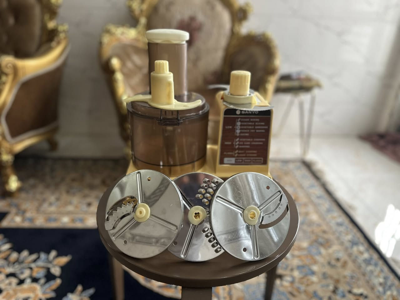 محضرة طعام (سانيو) ياباني استيراد المنشأة العامة للتجارة العراقية مستخدمة بنسبة نضافة عاليةجداا
تحتوي على:-
1- قرص تبشير 
2-قرص تقطيع (دوائر)
3-قرص تقطيع اصابع(فنكر)
4-سكين ثرم لحم
5-عجانة 
السعر خاص من يرغب بالشراء يرجى مراسلة الصفحةوسيضهر رقم الهاتف عند مراسلة الصفحة للراغبين بالاتصال


**إذا كنت صاحب هذا الإعلان وتريد حذفه لأي سبب، رجاءا أرسل رسالة إلى الدعم الفني**