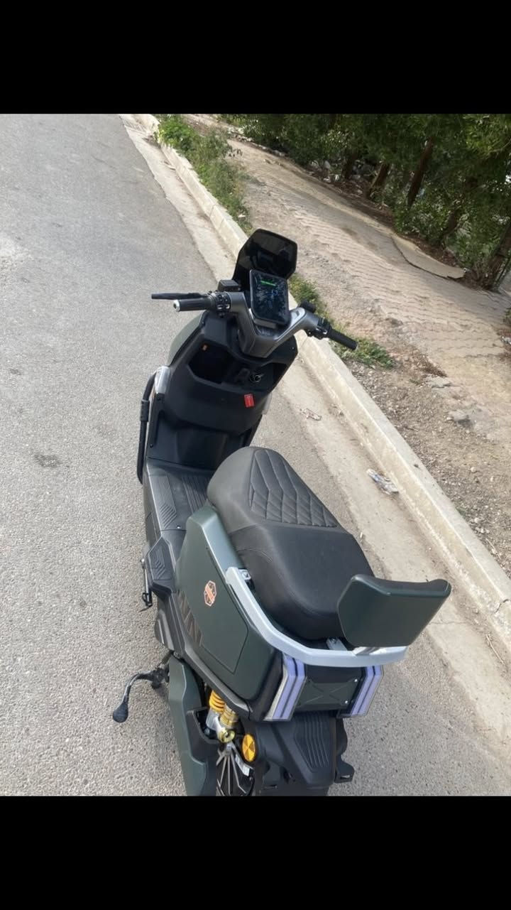 السلام عليكم دراجه شحن صاعقه للبيع دراجه نظيفه كلش و معتني بيها كلششش هوايه شوفت عينكم نظافه الدراجه شخط مابيها و مصارلها عندي فتره كلش قليله الدراجه خير من الله موصفات الدراجه ملف 3000 بطاريات 6 كباررر مسطره بيها نظام بارك و نظام بك و نظام سبورت اشاير يمنه يسره دبل إشاره بالاضافه إلى شاشه تاب تقره الاعطال بيها كروز سرعه مثبت سرعه لايت عالي ناصي زنون مساحه خزن تحت الكشن دراجه جديده بمعنى الكلمه كلش نظيفه و كامله مكمله كامله من الألف للياء  اي نقص مابيها 
سعرها 925 و بيهاااا مجال 
مكاني بغداد بالقرب من كراج العلاوي 
للاستفسار *********** واتساب او محمول
