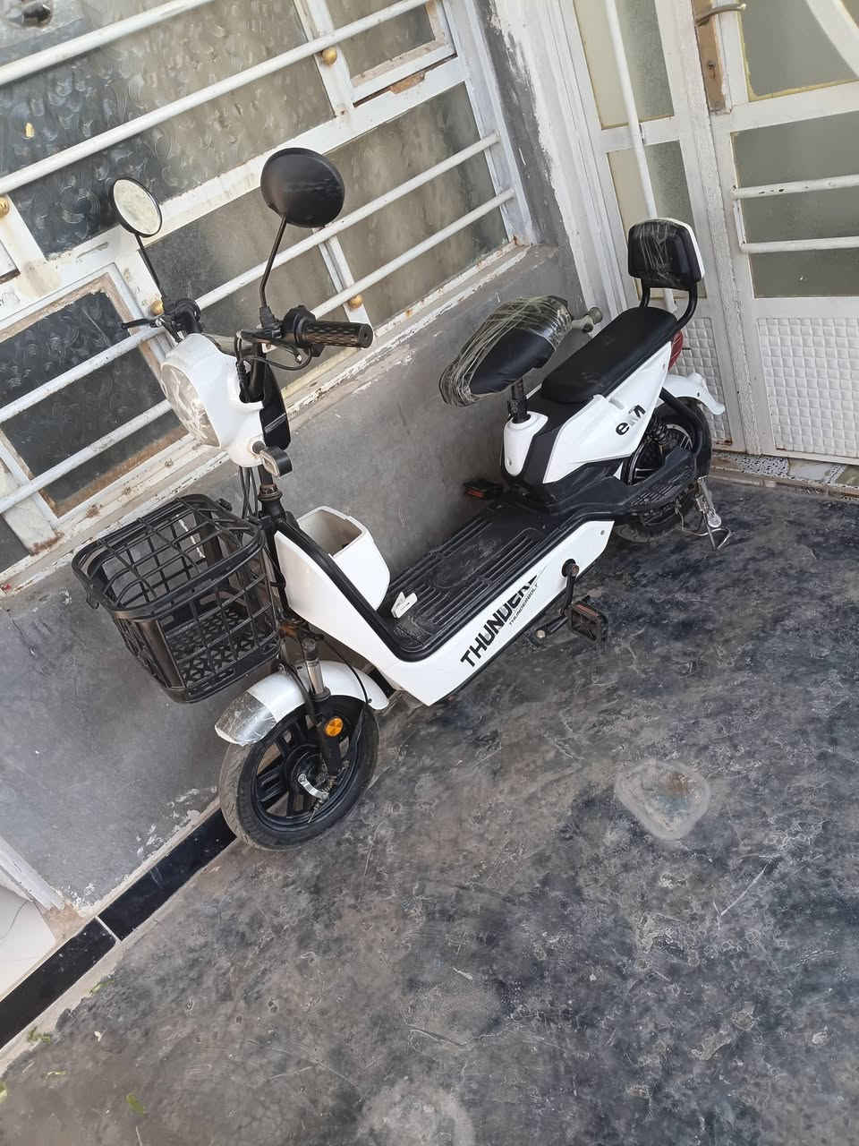 سلام عليكم بايسكل شحن جديد مستخدم صار عندي شهرين كلشي كامل بي وشغال بطاريات عل فحص جديديات *********** سعر ٢٠٠ وبي مجال قليل
