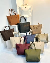 جنط نسائي سعر المفرد 12 آلاف دينار سعر الدرزن 90 ألف دينار قياس 32 × 4...