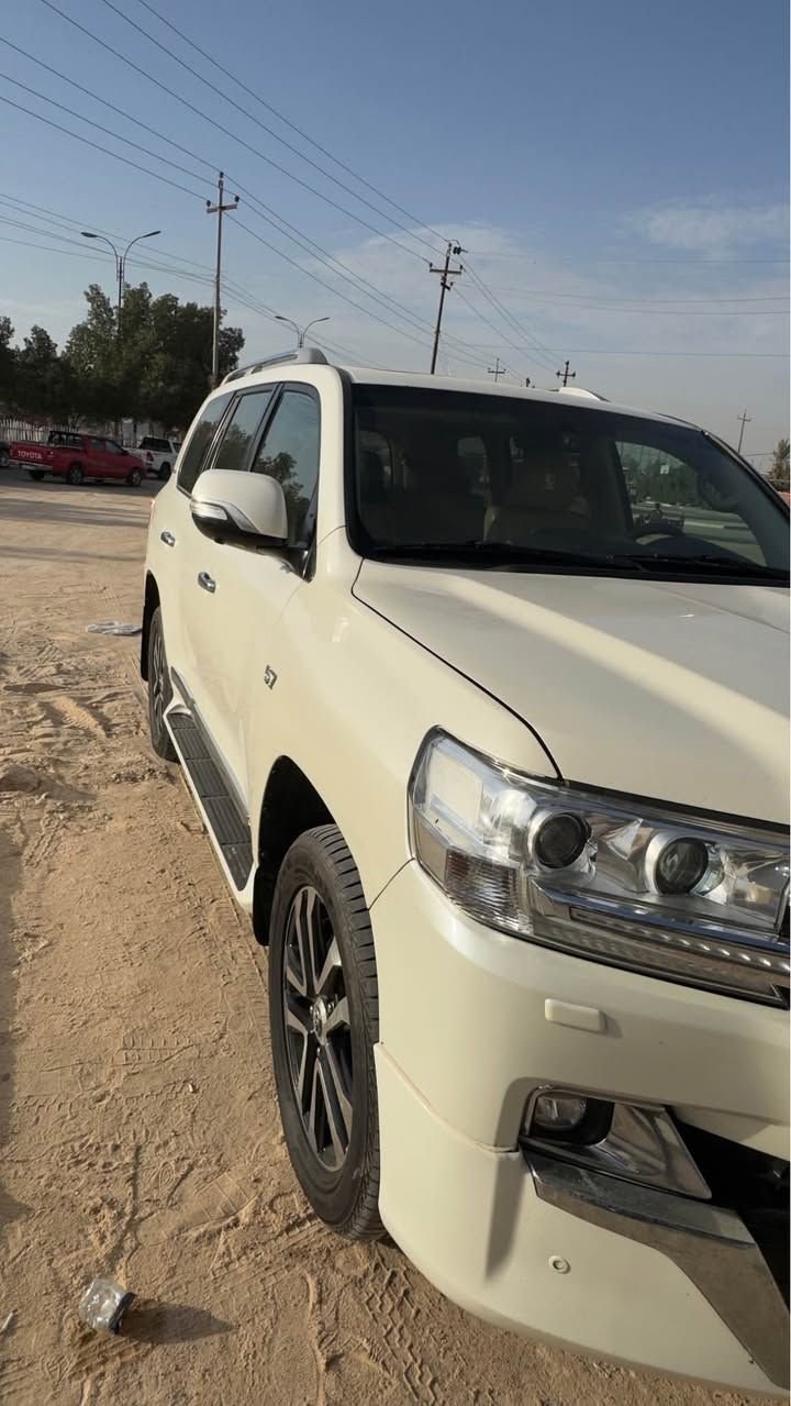 لاندكروز 2017 VXR بدون جكات للبيع 
مكفوله كفاله عامه عدا بارد قليل في الجاملغ الامامي من جهة السائق بريم فول رقم بغداد بأسمي  ماشيه 200 الف حقيقي  . ⁠محرك 8 سلندر 5700. ⁠تشغيل عن بعد . ⁠ويل 20 ياباني اصلي . ⁠ مغلفه ستتم PPF. ⁠عداد لكزز . مكاني البصرة قضاء عزالدين سليم(الهوير) 
السعر 515 وبيها مجال قليل 
⁠رقمي *********** المدينة, البصرة
