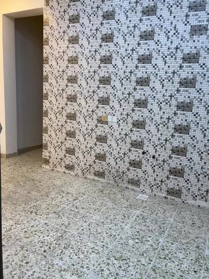 السلام عليكم 
بيت للبيع يصلح للسكن او اليشتريه يستثمره ( ايجار ) بناء حديث غير مسكون مسبقا
المساحة 100م  طابقين وكامل من جميع النواحي مطل على حديقة مع وجود خط للمولد القريب من البيت المواصفات
* يحتوي على 3 غرف نوم
* ⁠حمام عدد 2 سيراميك 
* ⁠مطبخ سيراميك
* ⁠الارضية كاشي عراقي 
* ⁠السطح شتايكر
* ⁠جميع الجدران ملبوخة من الخارج
* ⁠الابواب خشب عراقي
* ⁠محجر طابقين المنيوم
* ⁠الابواب والشبابيك تفصال حديث من الحديد 
السعر المطلوب قفل 75 مليون العنوان سبع البور رقم القطعة  ⁠5643 خلف المدارس 
رقم صاحب العقار ***********
