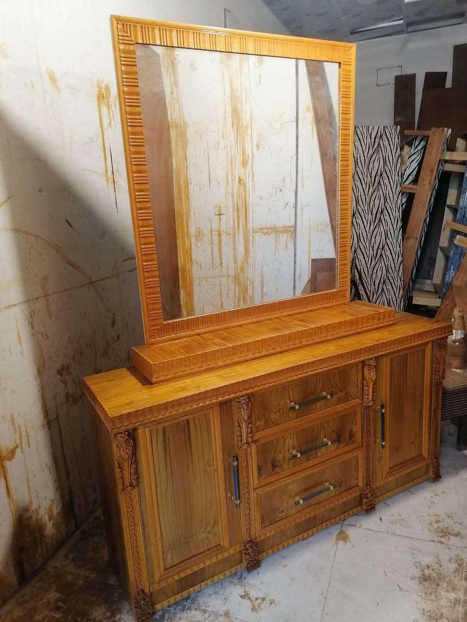 ميز تواليت نقش زان جديد شغل توصيه صاج 5ملم معرض ابو حسن حي السكر مقابل ساحه غاز السكر ت *********** مستعدون لشراء غرف النوم والكناتير المستخدم
