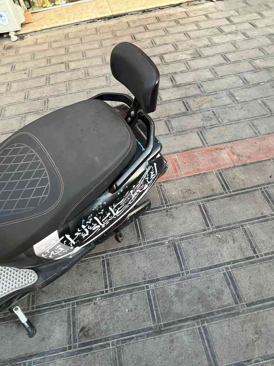 سلام عليكم دراجه شحن للبيع  مصبوغه لونه حقيقي ماروني لين جانت بيه شخطات صبغته لو اسود مطكع بزرق 6 بطاريات جديده قبل 3 أسابيع شديتهن جديده 
تمشي 76 حقيقي 69 تمشيك بل شحنه الوحده 50 كيلو  ماشيه 4901 كيلو سعره 650 بيه مجال قليل عنوان الكاظميه شارع اكد الرقم ***********
