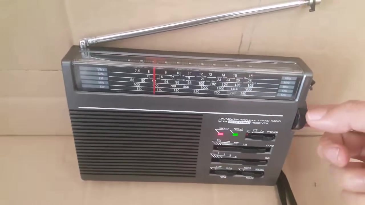 رادیو 7 موجة الماني انتاج الثمانينات يشتغل 4 بطاريات قلم ومحولة خارجية 6 ڤولت جهاز بلادي نظیف جدآ وشغال بالكامل صوت وسحب ممتاز السعر واي استفسار مراسلة خاص


**إذا كنت صاحب هذا الإعلان وتريد حذفه لأي سبب، رجاءا أرسل رسالة إلى الدعم الفني**