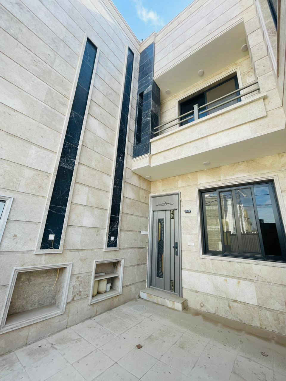 🏘️دار #للبيع  #موقع_مميز

📍 #الموقع:  زوير شارع الغسل قرب اسواق مارينا
تقسيم حسين مارينا 
✨ #المواصفات:  
▫️ المساحـــــــة //  200م 
الواجهـــــــــة // 10م 
الــــــنــــــــزال // 20م
بناء شركة #جوان 
بناء درجه اولى بيبان قاصه
#طـــابـــو زراعي سند 25 
عرض الشارع ١٠ متر تبليط وخدمات كاملة
................
🔹الطابق الارضي 
_ غرفه ماستر  
_ هول 
_ صاله 
_ مطبخ حار وبارد 
_ طارمه 
_ منور بي شلال

🔹الطابق العلوي 
_ سطحين 
_ هول 
_ غرفة عدد اثنين  
---------------------------------
📞 للاستفسار والمعاينة: 
الاتصال على الارقام :
***********☎️ واتساب    
او مراجعة المكتب 
الحلة _ الكرامة الشارع المشجر مجاور اسواق المطار 1 
--------------------------------
✅ نستقبل جميع عروضكم السكنية 🏠 والتجارية 🏡 بكافة مناطق الحلة 
……………………………
